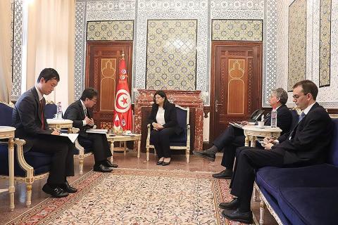 وزيرة المالية تلتقي سفير اليابان بتونس